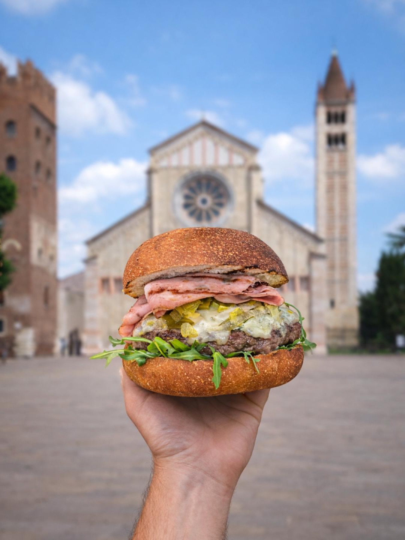 Hamburger artigianale di Hosteria Moderna davanti alla Basilica di San Zeno a Verona